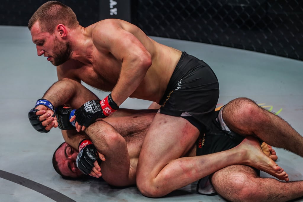 Reinier de Ridder controls Kiamrian Abbasov on the ground. Reinier de Ridder controls Kiamrian Abbasov on the ground.