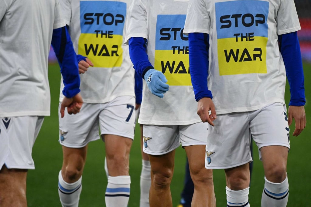 Lazio team players wear ‘Stop the war’ T-shirts referring to Russia’s invasion of Ukraine at the Olympic Stadium, in Rome, Italy on February 27. Photo: AFP