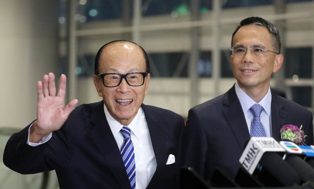 Tycoon Li Ka-shing with his son Victor Li Tzar-kuoi at the annual dinner of CK Asset Holdings Ltd in 2020. Photo: Dickson Lee