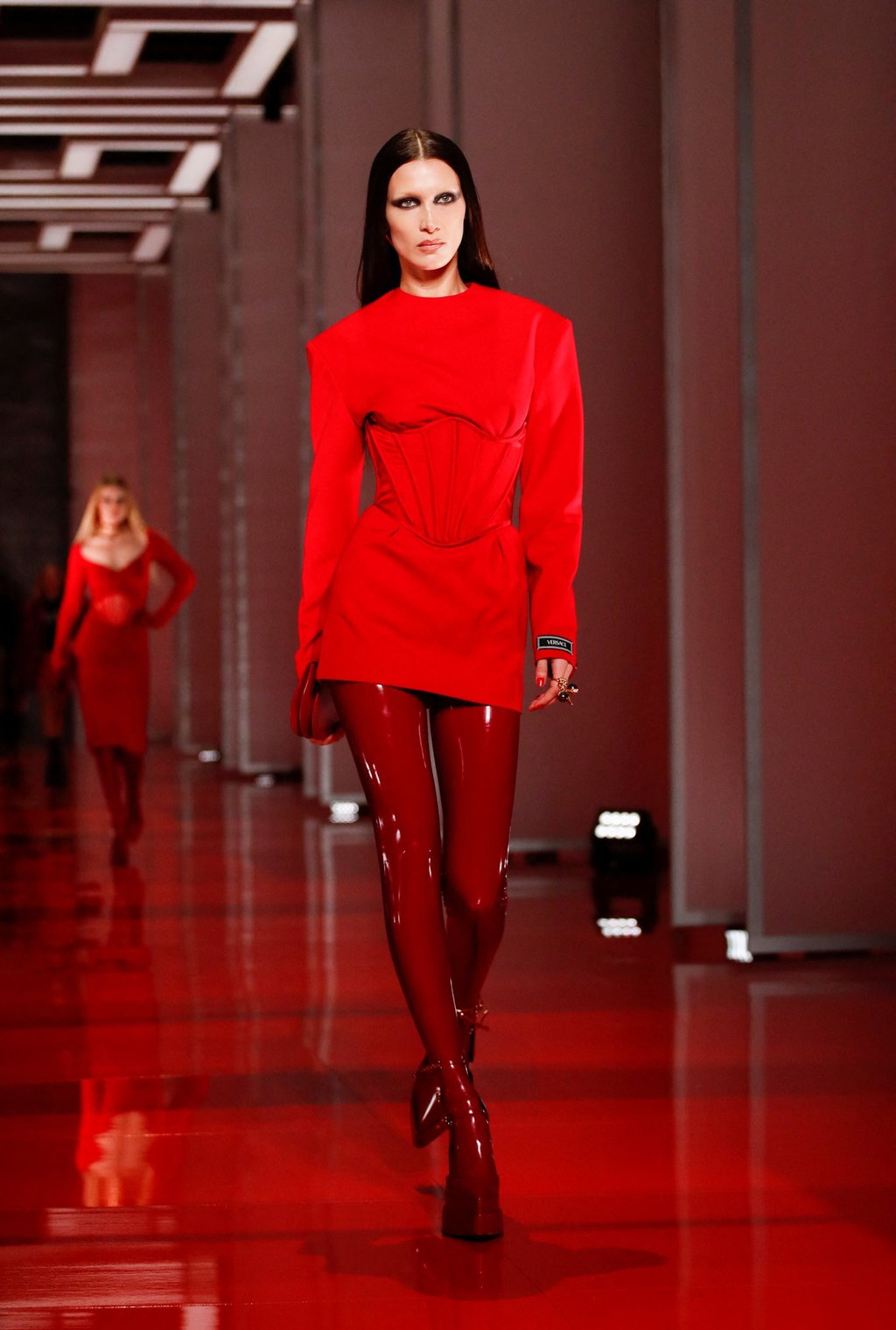 Model Bella Hadid presents a creation from the Versace autumn/winter 2022-23 collection during Fashion Week in Milan, Italy, on February 25. Photo: Reuters Model Bella Hadid presents a creation from the Versace autumn/winter 2022-23 collection during Fashion Week in Milan, Italy, on February 25. Photo: Reuters