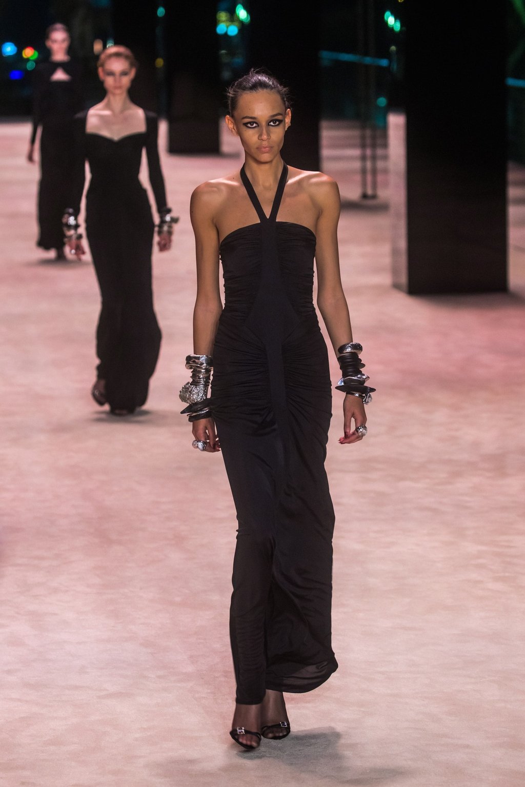 Models present creations from the autumn/winter 2022-23 women’s collection by Saint Laurent on March 1, as part of Paris Fashion Week 2022. Photo: EPA-EFE Models present creations from the autumn/winter 2022-23 women’s collection by Saint Laurent on March 1, as part of Paris Fashion Week 2022. Photo: EPA-EFE