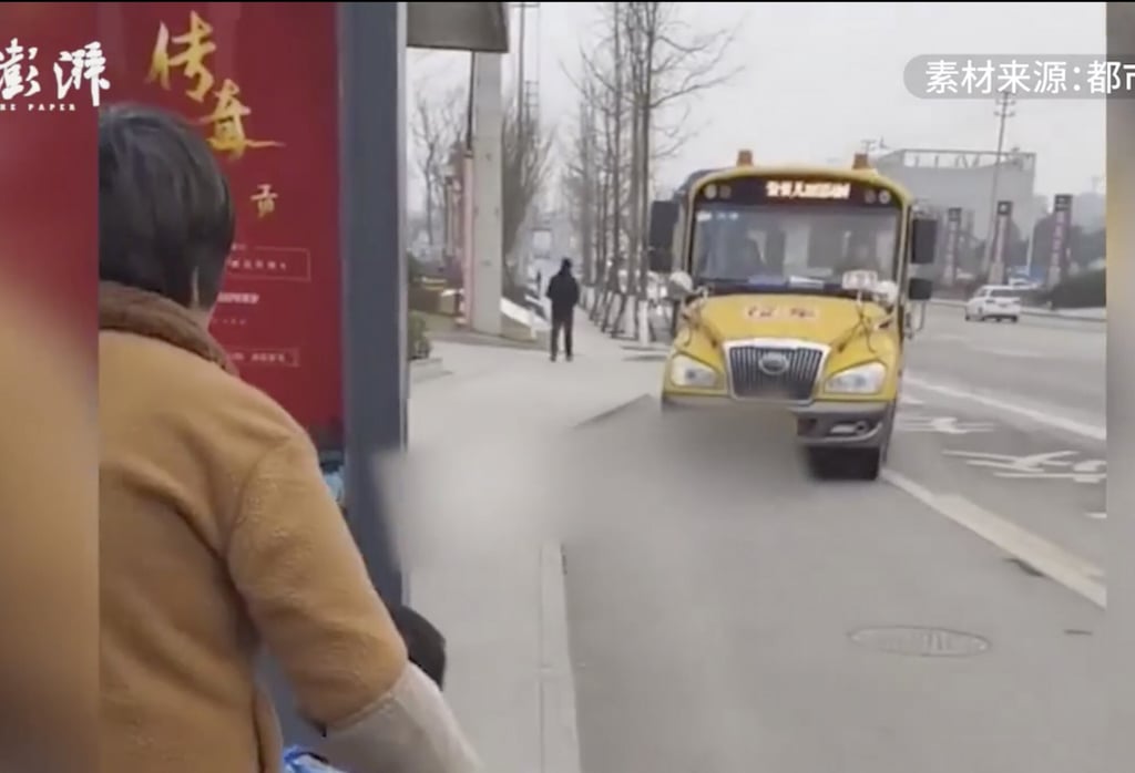 A dad who volunteered to send his child to school, happily recorded the whole send off, but ended up putting the child on the wrong school bus. Photo: The Paper