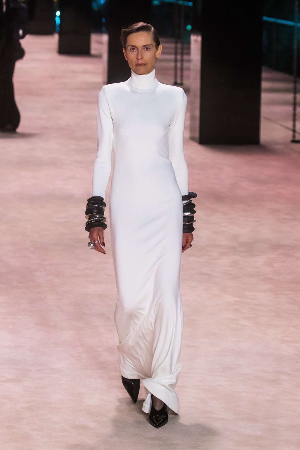 A rare all-white look from the autumn/winter 2022-23 women’s collection by Saint Laurent on March 1, as part of Paris Fashion Week 2022. Photo: EPA-EFE A rare all-white look from the autumn/winter 2022-23 women’s collection by Saint Laurent on March 1, as part of Paris Fashion Week 2022. Photo: EPA-EFE