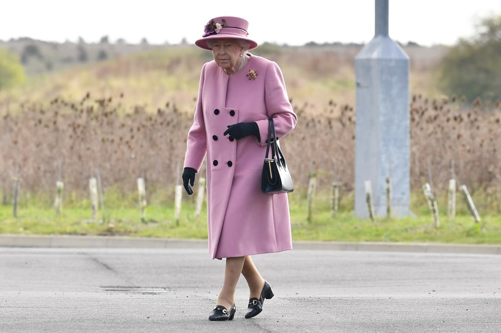 Queen Elizabeth in pink in Salisbury on October 15, 2020. Photo: Getty Images Queen Elizabeth in pink in Salisbury on October 15, 2020. Photo: Getty Images