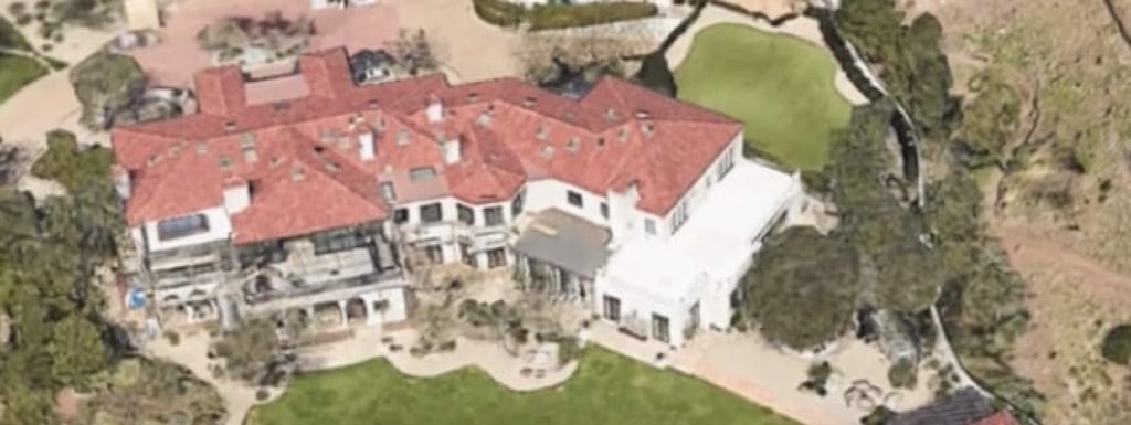 An aerial shot of Robbie Williams’ house. Photo: @MetaEarth/YouTube