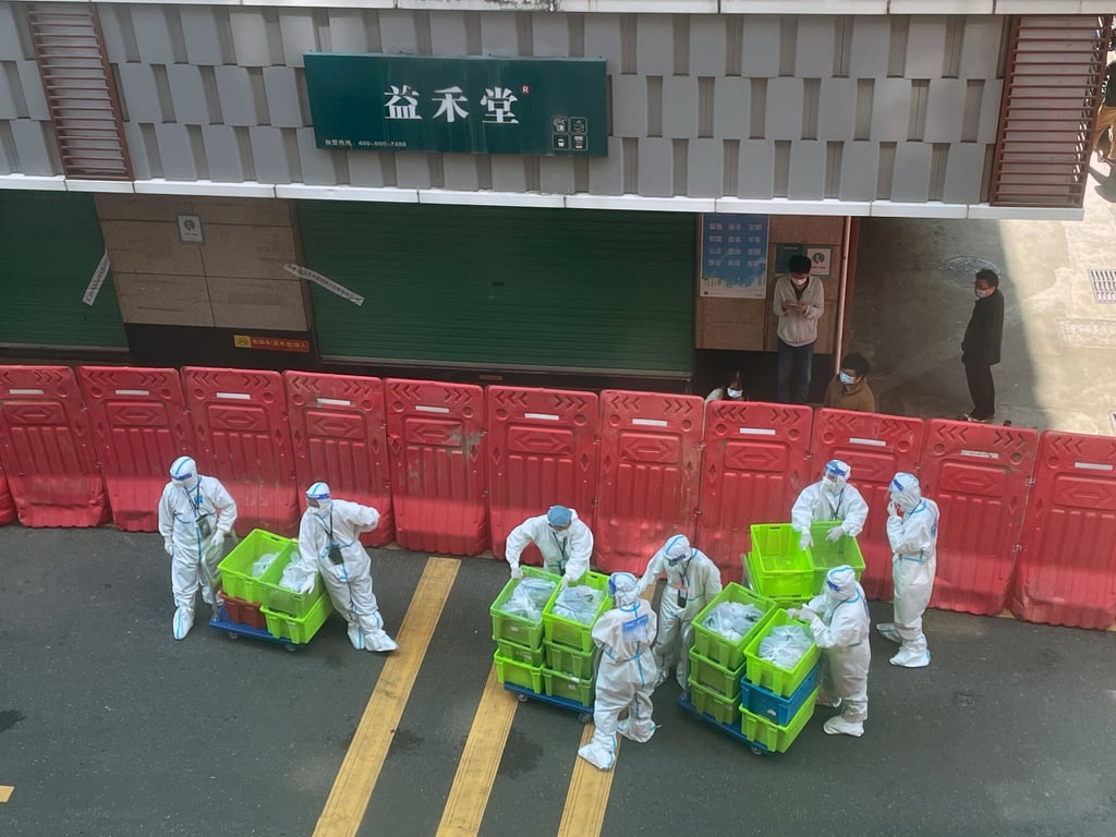 Epidemic prevention workers prepare to deliver groceries to people under lockdown at a residential community in the Chinese hi-tech hub of Shenzhen, in southern Guangdong province, on March 2, 2022. Photo: Weibo