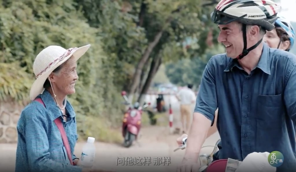 ‘Mama Moon’ has been working at the tourist spot for decades to support her family of five. Photo: Ergeng TV ‘Mama Moon’ has been working at the tourist spot for decades to support her family of five. Photo: Ergeng TV