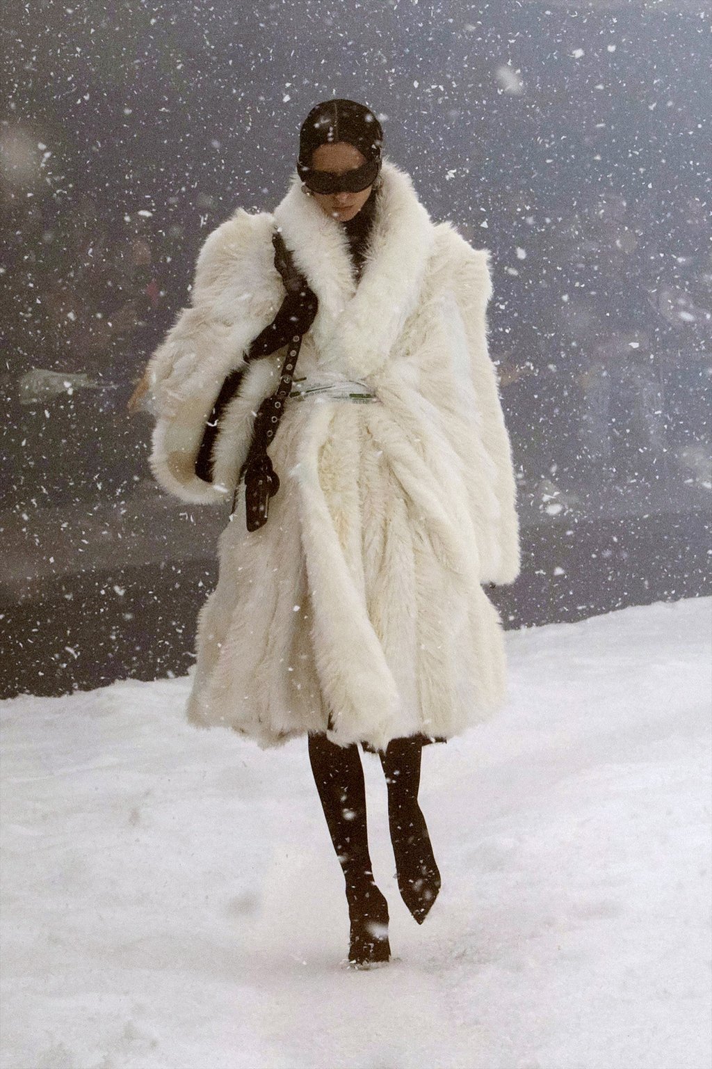Models strut through a blustery, snow setting in Balenciaga’s autumn/winter 2022 show during Paris Fashion Week on March 6. Photo: Xinhua