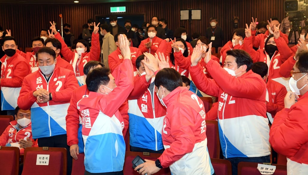People Power Party lawmakers and officials celebrate at the party’s situation room at the National Assembly in Seoul early on Thursday as Yoon Suk-yeol overtook ruling Democratic Party rival Lee Jae-myung for the first time in the neck and neck race. Photo: EPA-EFE/Yonhap People Power Party lawmakers and officials celebrate at the party’s situation room at the National Assembly in Seoul early on Thursday as Yoon Suk-yeol overtook ruling Democratic Party rival Lee Jae-myung for the first time in the neck and neck race. Photo: EPA-EFE/Yonhap