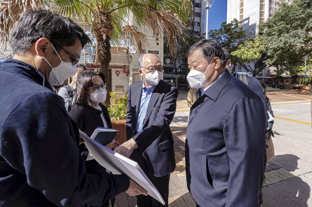 Secretary for Transport and Housing Frank Chan Fan (second right) shows Dr Liang Wannian (right) how a compulsory testing exercise would be carried out at Shun Tin Estate in Kwun Tong on Wednesday. Photo: SCMP Pictures