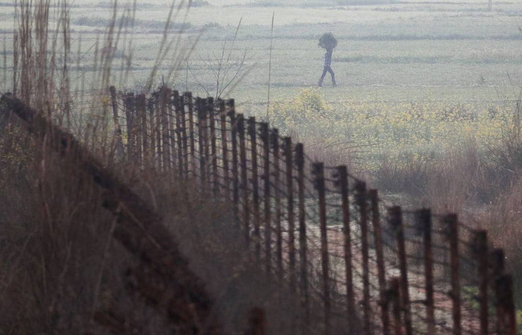 The fenced border between India and Pakistan in the Ranbir Singh Pura sector near Jammu. Photo: Reuters