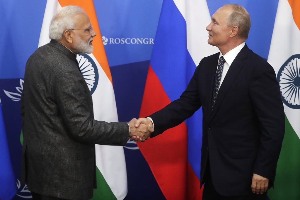 Russian President Vladimir Putin and Indian Prime Minister Narendra Modi shake hands in Vladivostok in 2019. Photo: TASS News Agency Pool via AP