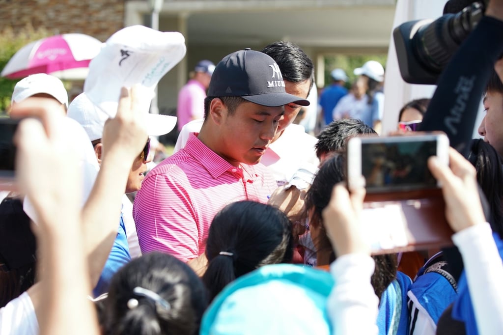 Hong Kong’s Motin Yeung signs autographs for fans after his victory at the Zhuzhou Classic in 2019. Photo: PGA TOUR Series-China