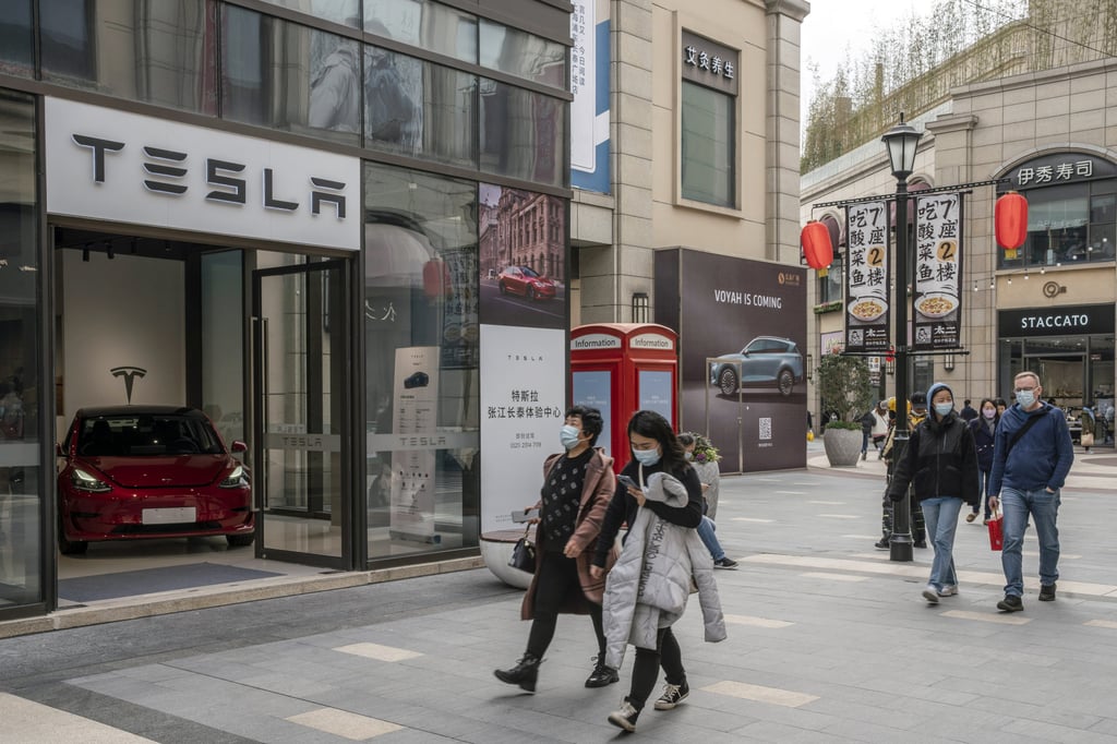 Pedestrians in front of Tesla’s showroom at the Chamtime Plaza in Shanghai on Monday, March 8, 2021. Photo: Bloomberg Pedestrians in front of Tesla’s showroom at the Chamtime Plaza in Shanghai on Monday, March 8, 2021. Photo: Bloomberg