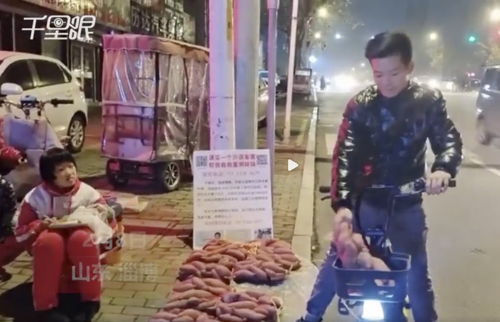 A man buys sweet potatoes from Little Mei’s pavement shop. Photo: Weibo