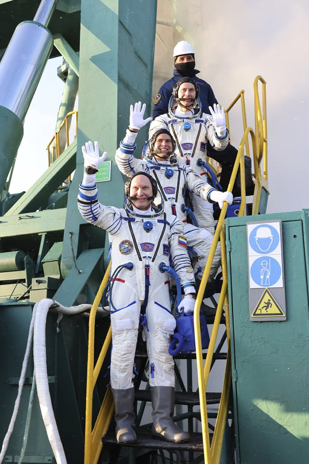 Russian cosmonauts wave near the Soyuz MS-21 prior the launch at the Baikonur Cosmodrome, Kazakhstan on March 18. Photo: Roscosmos Space Agency via AP