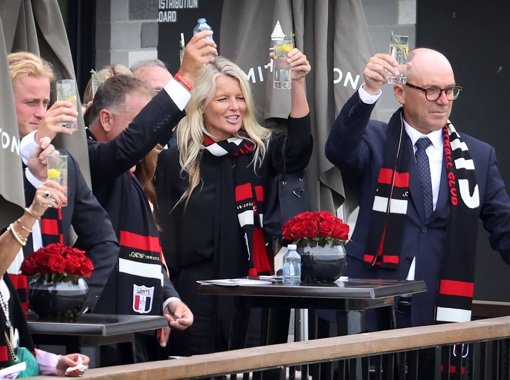 Former wife of Australian cricket superstar Shane Warne, Simone Callahan, centre, and fellow mourners toast his memory. Photo: AFP Former wife of Australian cricket superstar Shane Warne, Simone Callahan, centre, and fellow mourners toast his memory. Photo: AFP