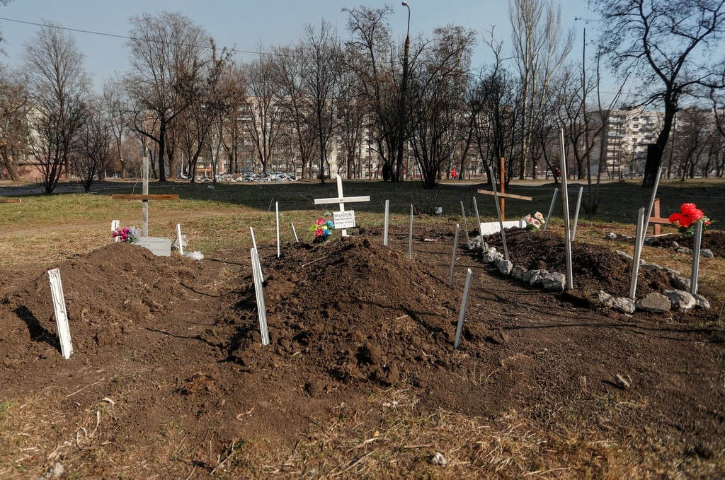 Graves of residents killed by shelling in Mariupol, Ukraine. Photo: Reuters Graves of residents killed by shelling in Mariupol, Ukraine. Photo: Reuters