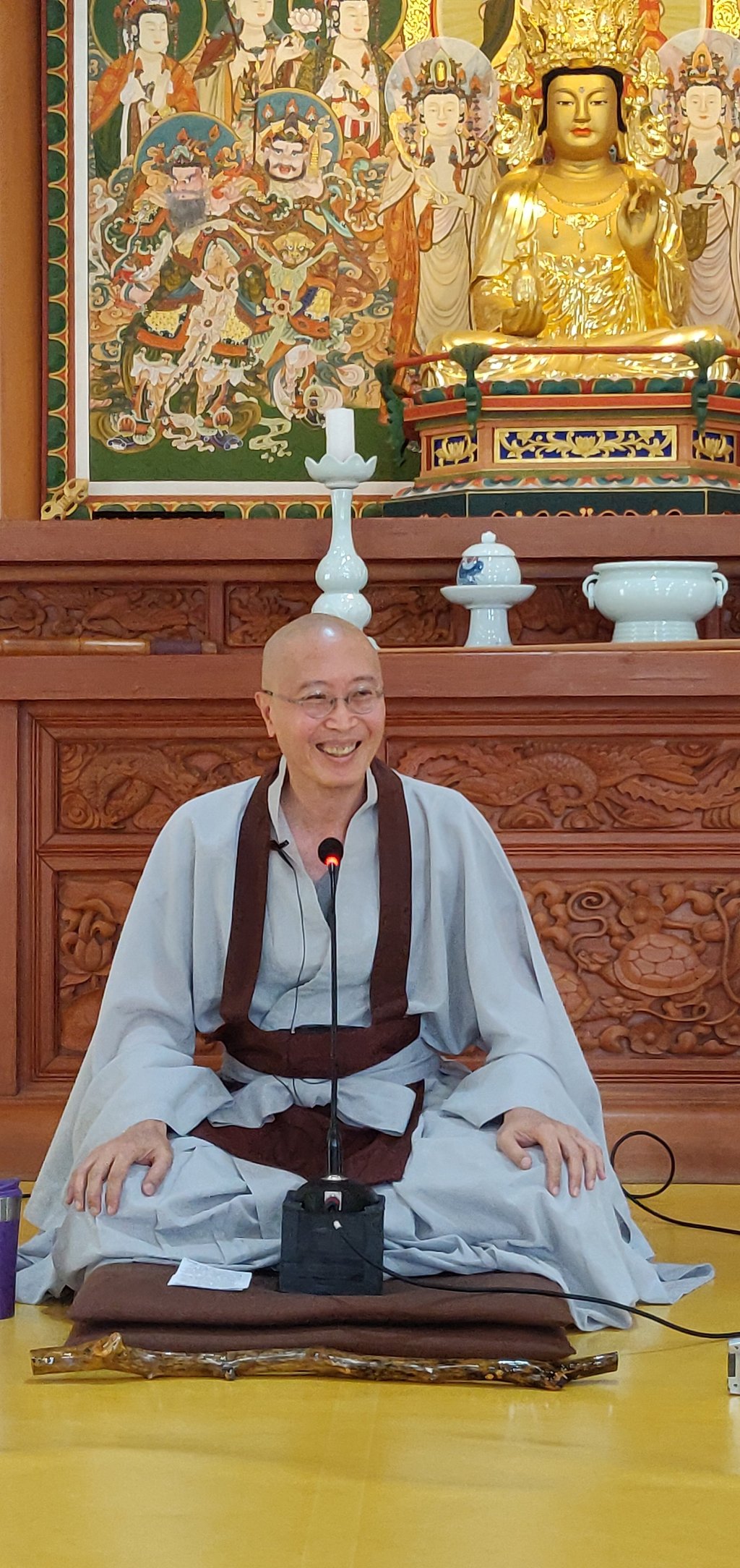 Myong An Sunim conducts a meditation session. Photo: Thomas Bird