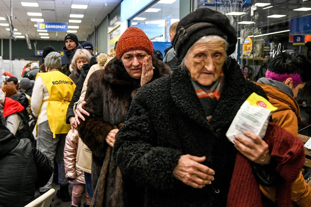 Elderly women who fled the besieged port city of Mariupol were brought to Zaporizhzhia via an evacuation corridor. Photo: AFP
