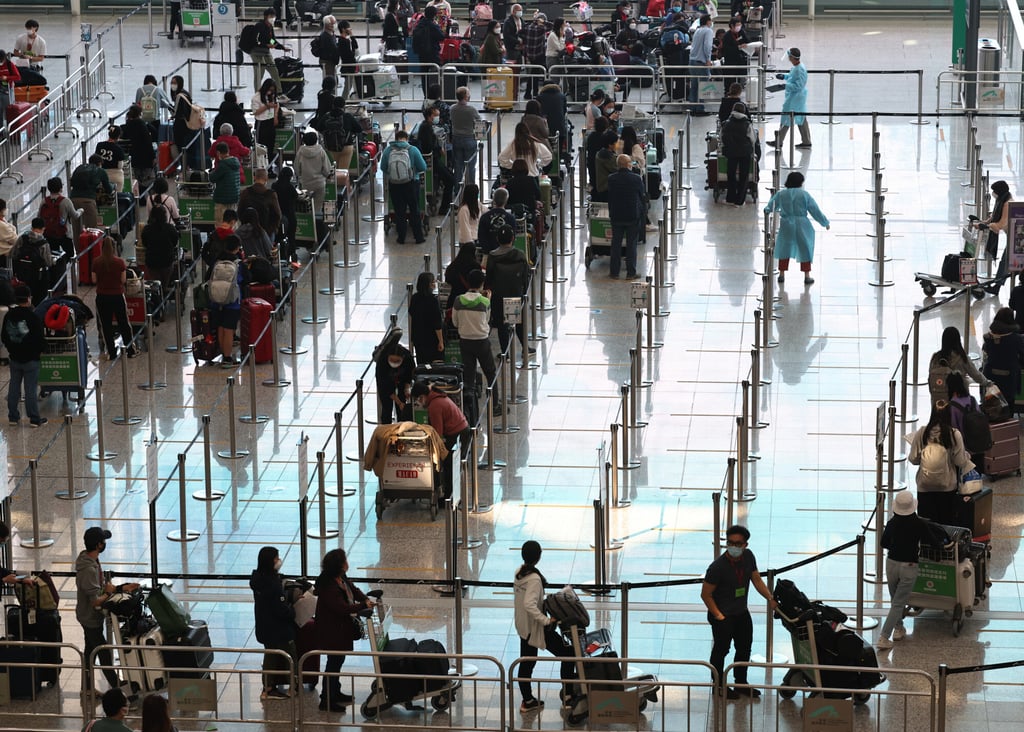 The easing of travel curbs comes amid a scramble among returning residents for flight and hotel bookings. Photo: K. Y. Cheng The easing of travel curbs comes amid a scramble among returning residents for flight and hotel bookings. Photo: K. Y. Cheng