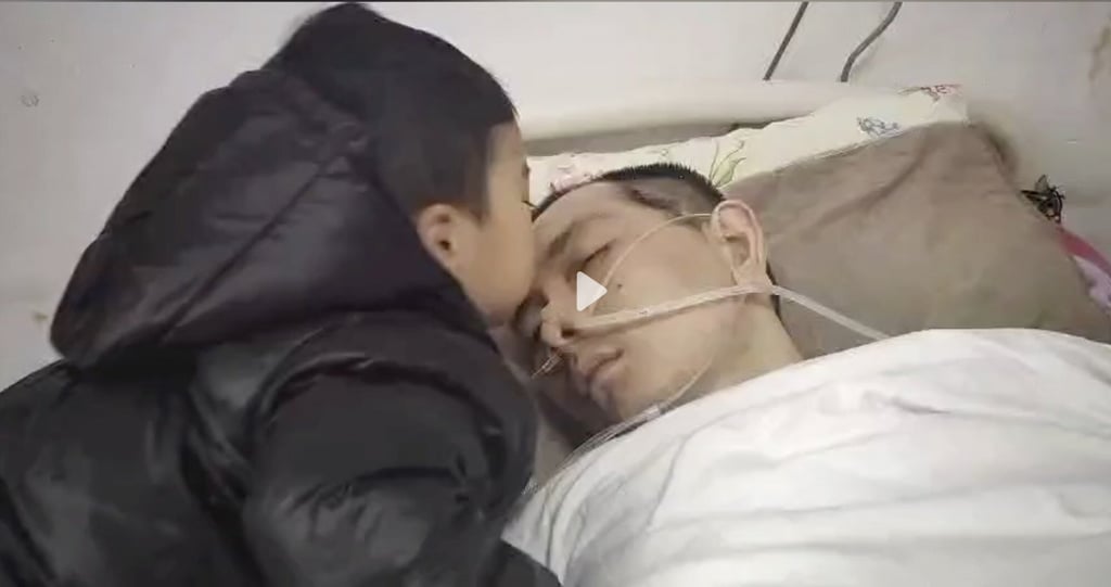 Tutu, a three-year-old boy, kisses his father, who suffered from a brain haemorrhage. Photo: Douyin Tutu, a three-year-old boy, kisses his father, who suffered from a brain haemorrhage. Photo: Douyin