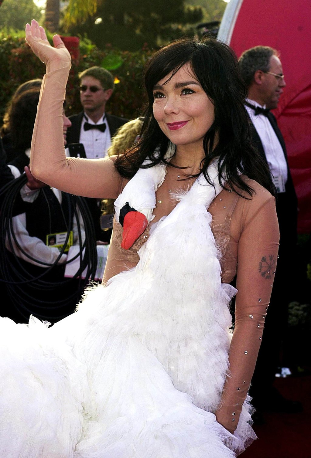 Actress and singer Björk waves to the public wearing a swan-themed dress at the 73rd Annual Academy Awards at the Shrine Auditorium in Los Angeles, in 2001. Photo: AFP