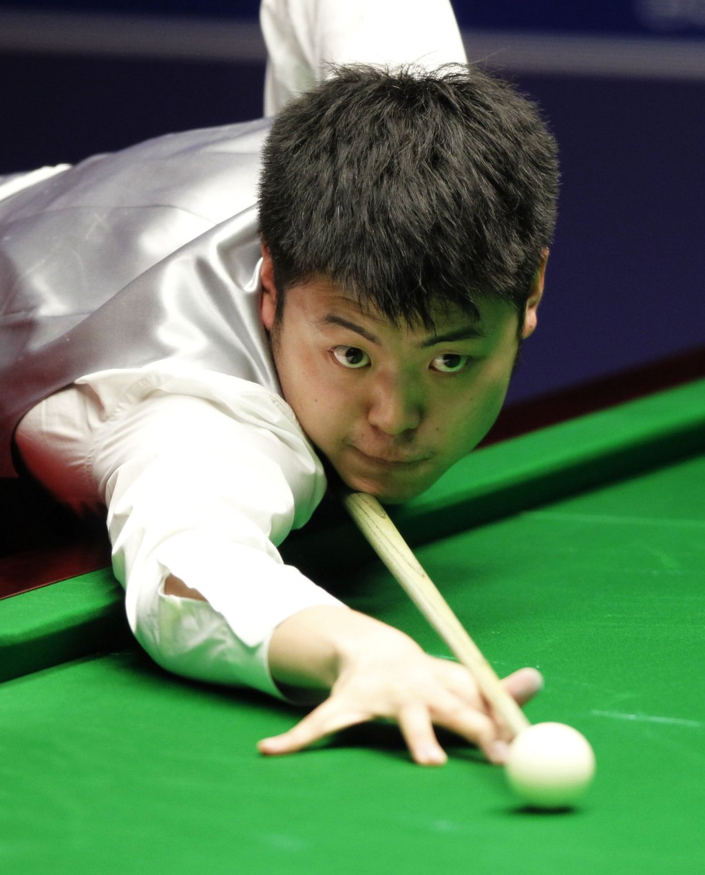 Liang Wenbo of China in a game against John Higgins of Scotland at the World Championships in Sheffield, England in 2012. Photo: Xinhua