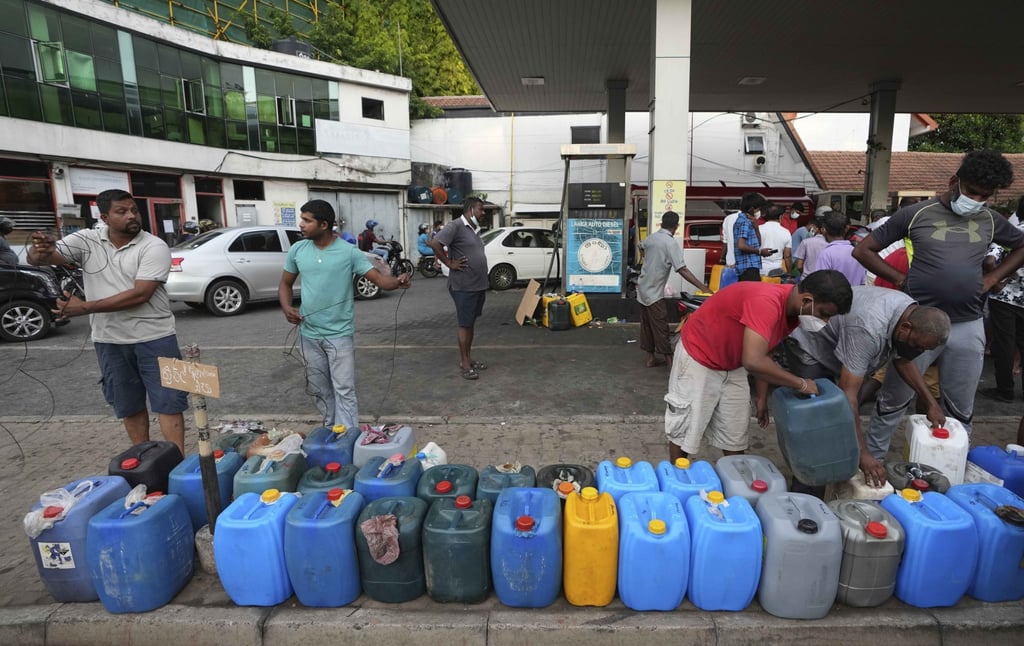 Sri Lankans gather at a fuel station to buy diesel before the beginning of curfew on Saturday, April 2, 2022. Photo: AP