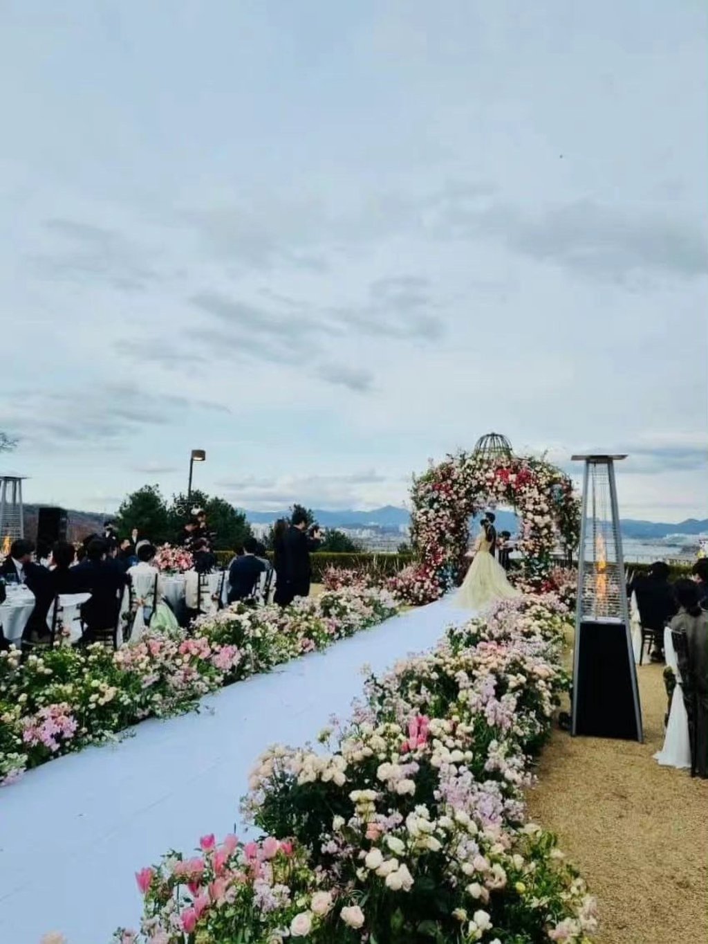 A photo of the gorgeous aisle at Hyun Bin and Son Ye-jin’s wedding. Photo: @SIMP4JISOO/Twitter