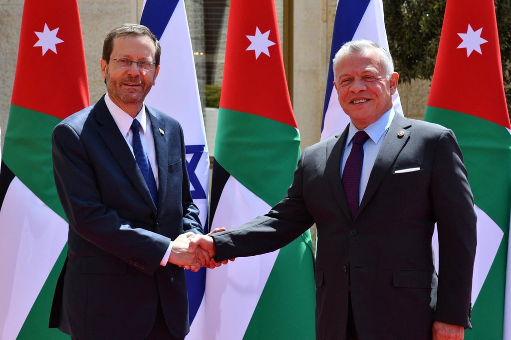 Jordan’s King Abdullah II shakes hands with Israeli President Isaac Herzog during a visit to Amman on March 30, 2022. Photo: Reuters Jordan’s King Abdullah II shakes hands with Israeli President Isaac Herzog during a visit to Amman on March 30, 2022. Photo: Reuters