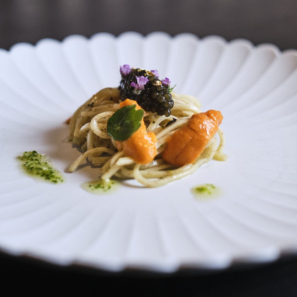 Buckwheat noodle with sea urchin and caviar. Photo: Tirpse