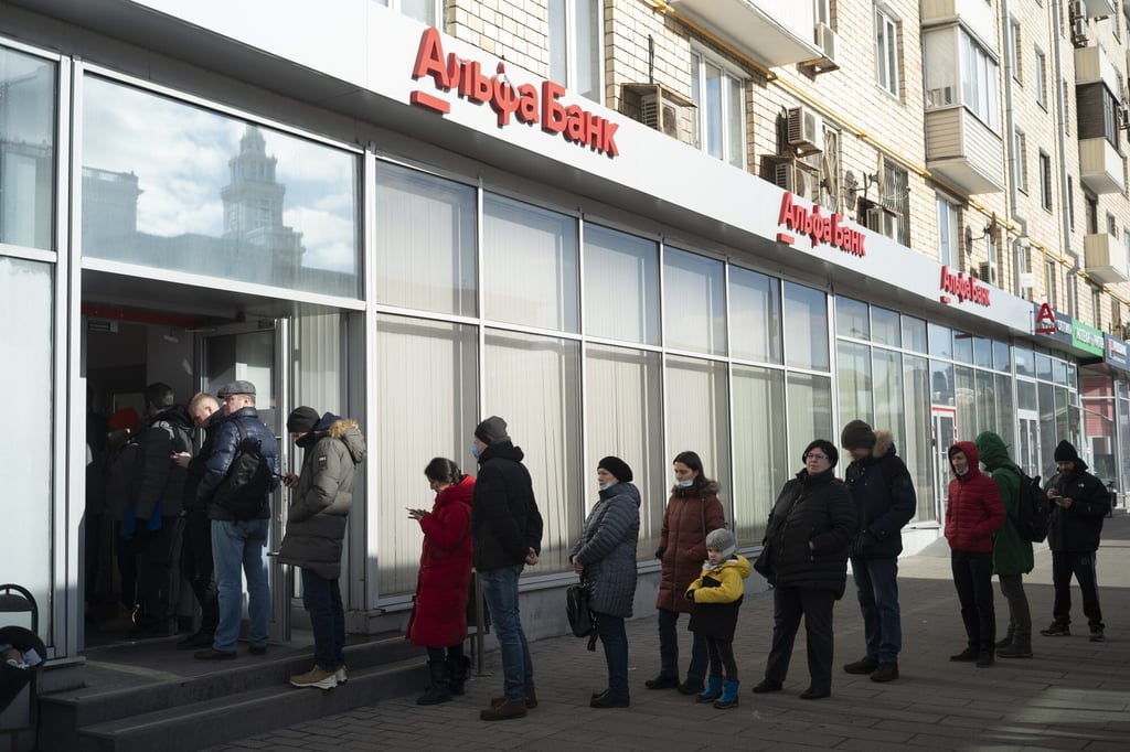 People stand in line to withdraw money from an ATM in Moscow. Photo: AP