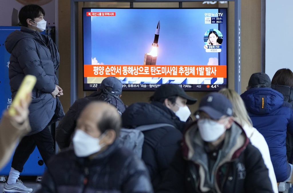 People watch a TV showing a file image of North Korea’s missile launch during a news programme at the Seoul Railway Station in Seoul, South Korea in March 5. Photo: AP People watch a TV showing a file image of North Korea’s missile launch during a news programme at the Seoul Railway Station in Seoul, South Korea in March 5. Photo: AP