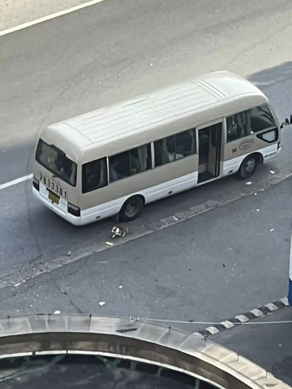 The corgi followed this van carrying its owners before it was killed. Photo: Weibo The corgi followed this van carrying its owners before it was killed. Photo: Weibo