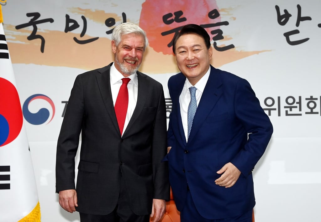 South Korean President-elect Yoon Suk-yeol (R) with the German Ambassador to South Korea, Michael Reiffenstuel. Photo: EPA-EFE