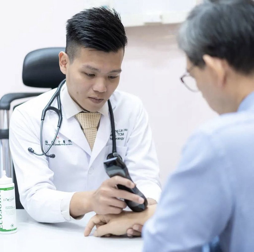 Dr Wong Lin Ho with a patient in Singapore TCM clinic, Ong Fujian Chinese Physician Hall. Photo: Handout Dr Wong Lin Ho with a patient in Singapore TCM clinic, Ong Fujian Chinese Physician Hall. Photo: Handout