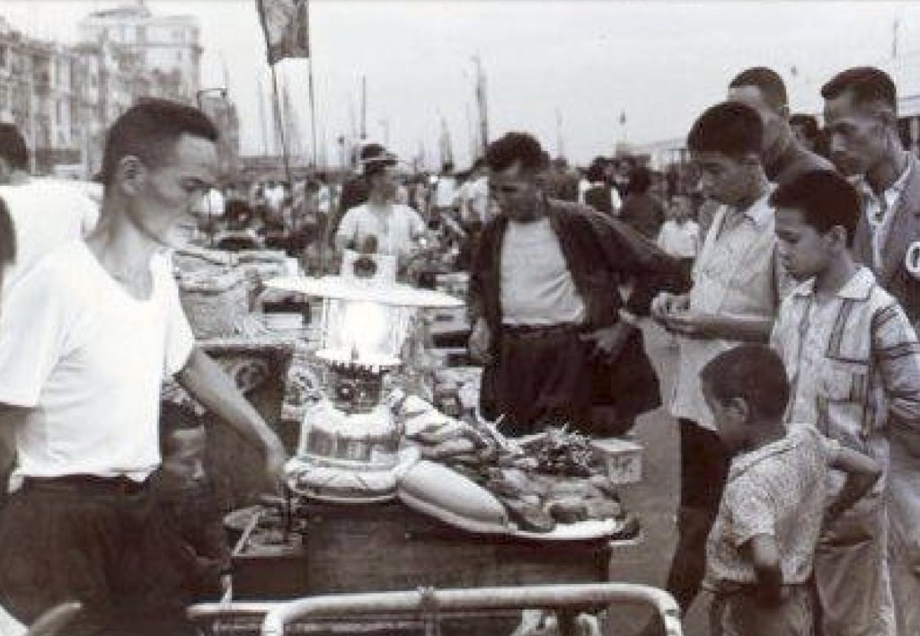 Roadside food stalls at Dai Tat Dei, AKA the Poor Man’s Nightclub, near the Macau ferry terminal, in the 1950s. Photo: Heritage Museum