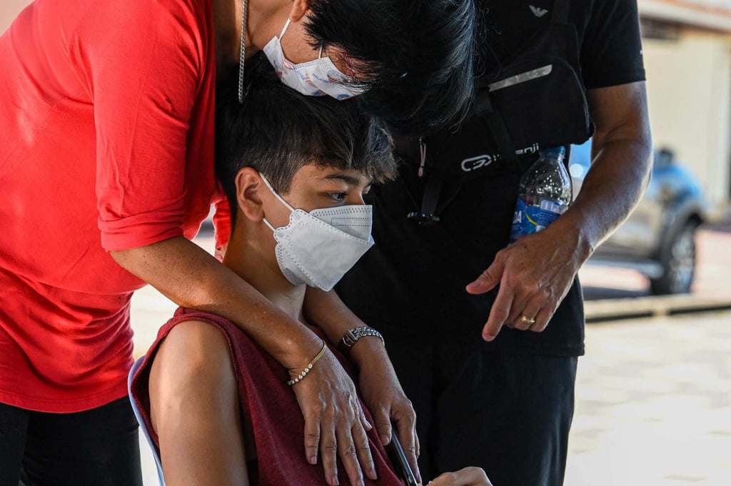 The mother of missing diver Alexia Alexandra Molina from France, hugs her son during ongoing search efforts. Photo: AFP The mother of missing diver Alexia Alexandra Molina from France, hugs her son during ongoing search efforts. Photo: AFP