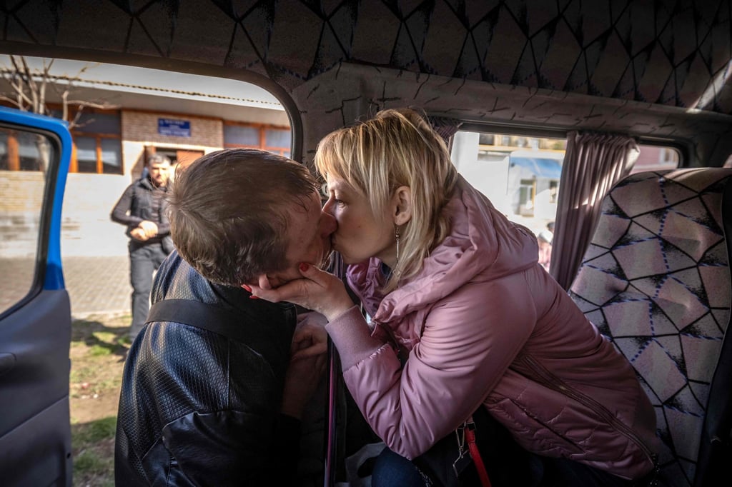 A woman kisses her husband as she is about to leave on a bus, the day after the rocket attack at a railway station in Kramatorsk. Photo: AFP A woman kisses her husband as she is about to leave on a bus, the day after the rocket attack at a railway station in Kramatorsk. Photo: AFP