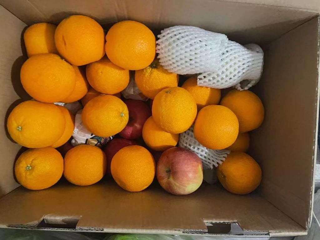 The box of oranges being offered for barter by Ying’s neighbour. Photo: Ying Chengtuo