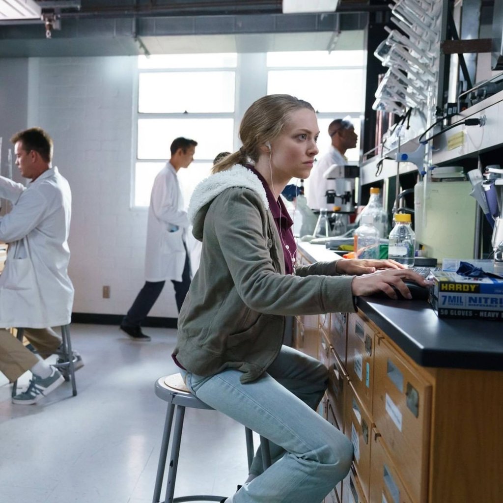 Amanda Seyfried as Elizabeth Holmes, pre-fashion makeover, in Hulu’s The Dropout. Photo: Handout Amanda Seyfried as Elizabeth Holmes, pre-fashion makeover, in Hulu’s The Dropout. Photo: Handout