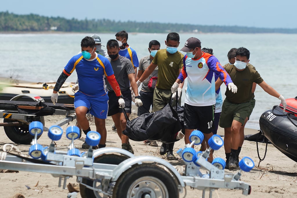 Rescuers after a landslide that slammed Pilar village in Abuyog town, Leyte province, due to heavy rains brought about by tropical Storm Megi. Photo; AFP Rescuers after a landslide that slammed Pilar village in Abuyog town, Leyte province, due to heavy rains brought about by tropical Storm Megi. Photo; AFP