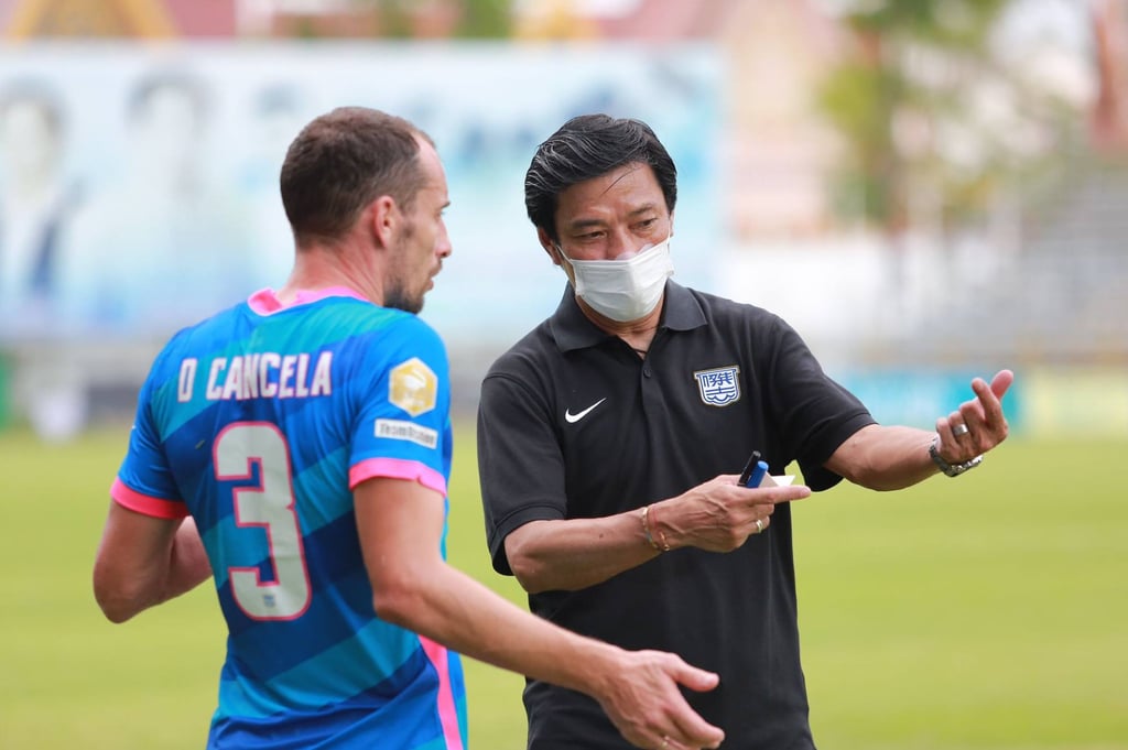 Dani Cancela talks to head coach Chu Chi-kwong during Kitchee’s preparations in Thailand. The left back later suffered a leg injury that ruled him out of the tournament. Photo: Kitchee Dani Cancela talks to head coach Chu Chi-kwong during Kitchee’s preparations in Thailand. The left back later suffered a leg injury that ruled him out of the tournament. Photo: Kitchee