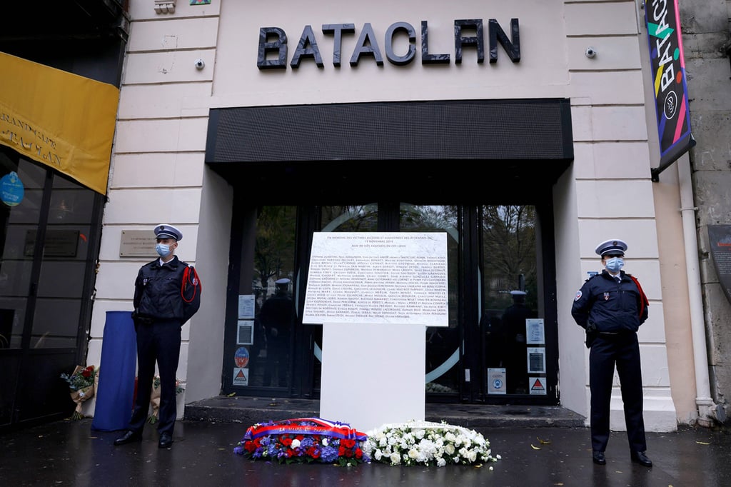 French policemen stand in front of the Bataclan concert hall during a ceremony last year to pay tribute to victims on the anniversary of the November 13, 2015 terror attacks. Photo: TNS