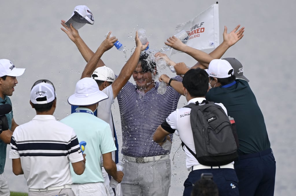 Sihwan Kim celebrates on the 18th hole after clinching the Asian Mixed Stableford Challenge. Photo: AFP