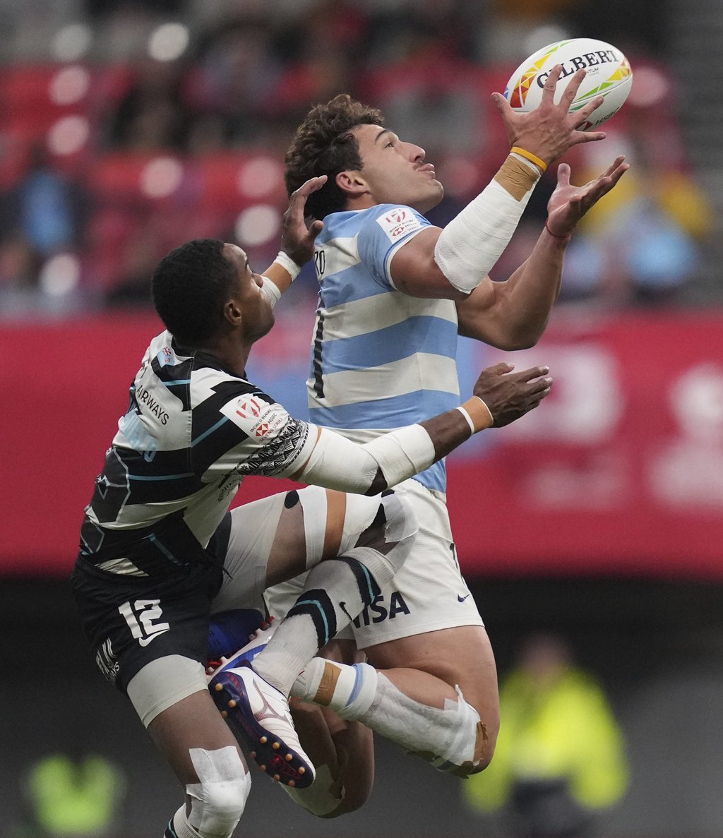 Argentina’s Rodrigo Isgro (right) claims the ball in the air from Fiji’s Vuiviawa Naduvalo during the HSBC Canada Sevens. Photo: AP