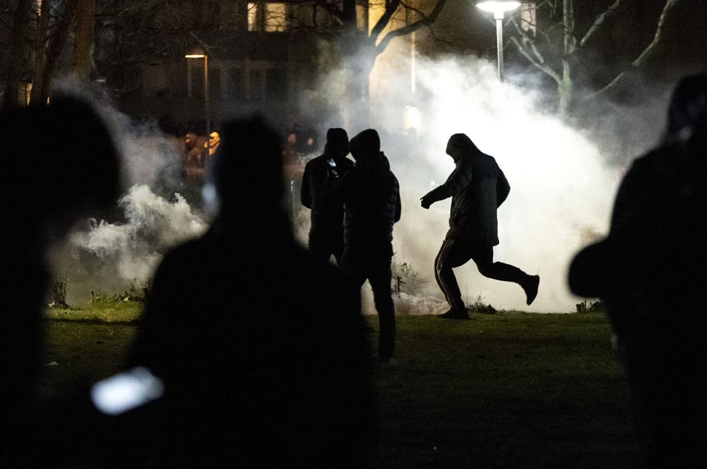 People are silhouetted by smoke after protests broke out at Rosengard in Malmo, Sweden, early on April 17. Photo: TT via AP People are silhouetted by smoke after protests broke out at Rosengard in Malmo, Sweden, early on April 17. Photo: TT via AP
