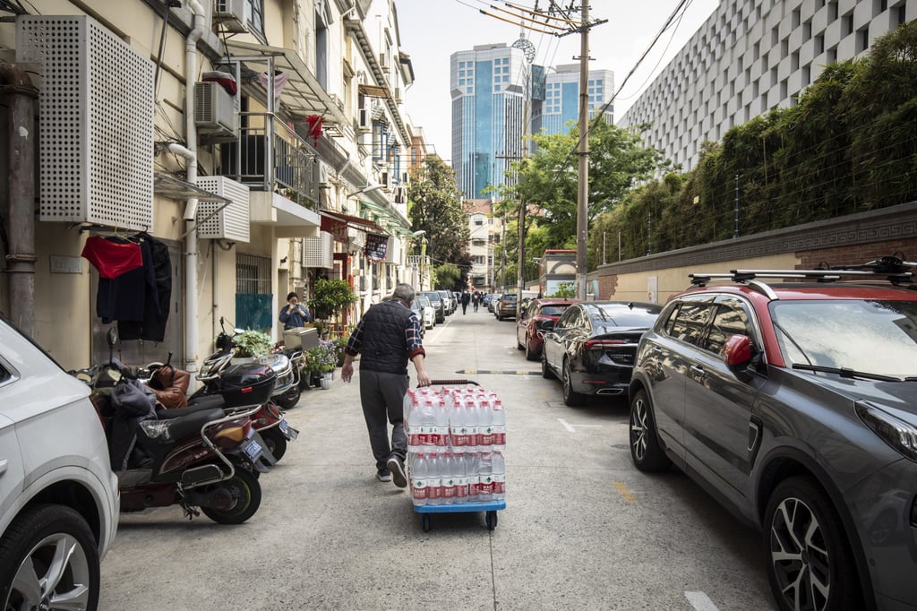 A man delivers bottled water to a neighbourhood during a lockdown due to Covid-19 in Shanghai on April 18, 2022. Photo: Bloomberg A man delivers bottled water to a neighbourhood during a lockdown due to Covid-19 in Shanghai on April 18, 2022. Photo: Bloomberg