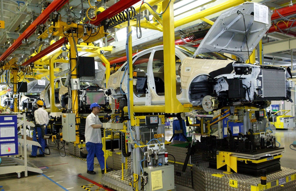Chinese workers on the production line of the South Plant at General Motor’s new facility for Shanghai General Motors, in eastern Shanghai’s Pudong district on May 28, 2005. Photo: AP Chinese workers on the production line of the South Plant at General Motor’s new facility for Shanghai General Motors, in eastern Shanghai’s Pudong district on May 28, 2005. Photo: AP